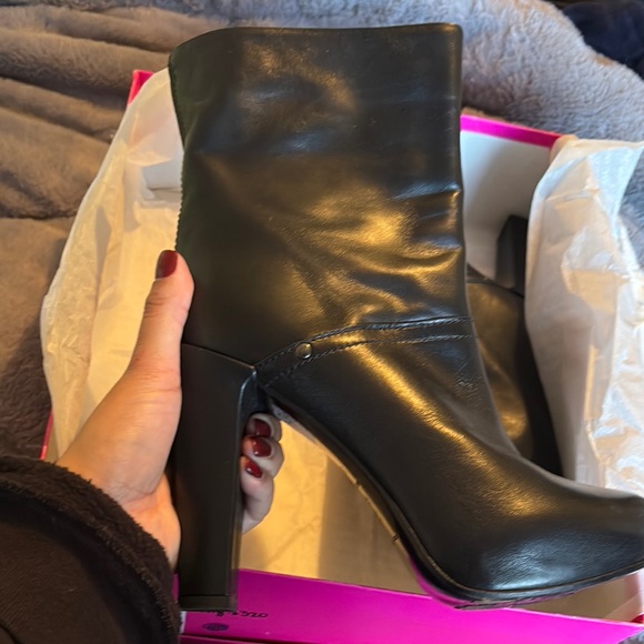 Elegant Black Leather Ankle Boots - Picture 2 of 5